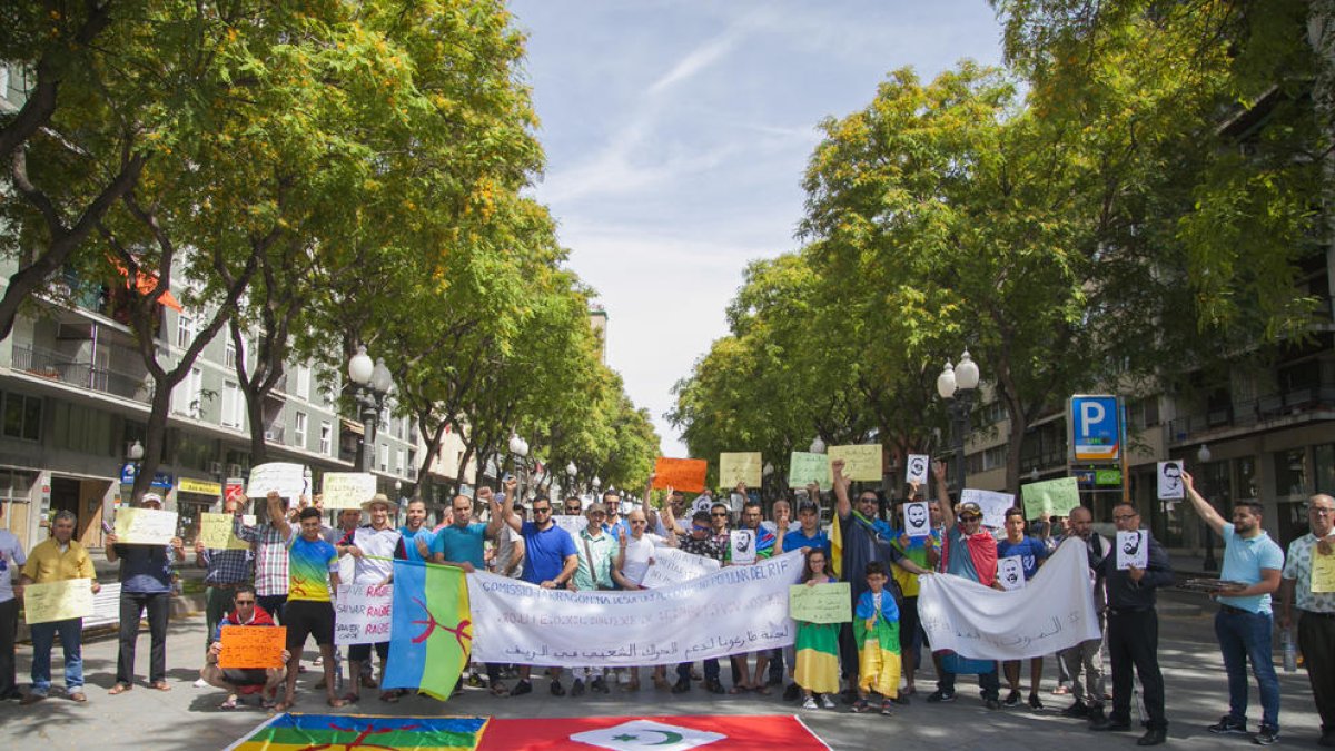 Imatge dels manifestants a la plaça Imperial Tarraco, on va començar la marxa.