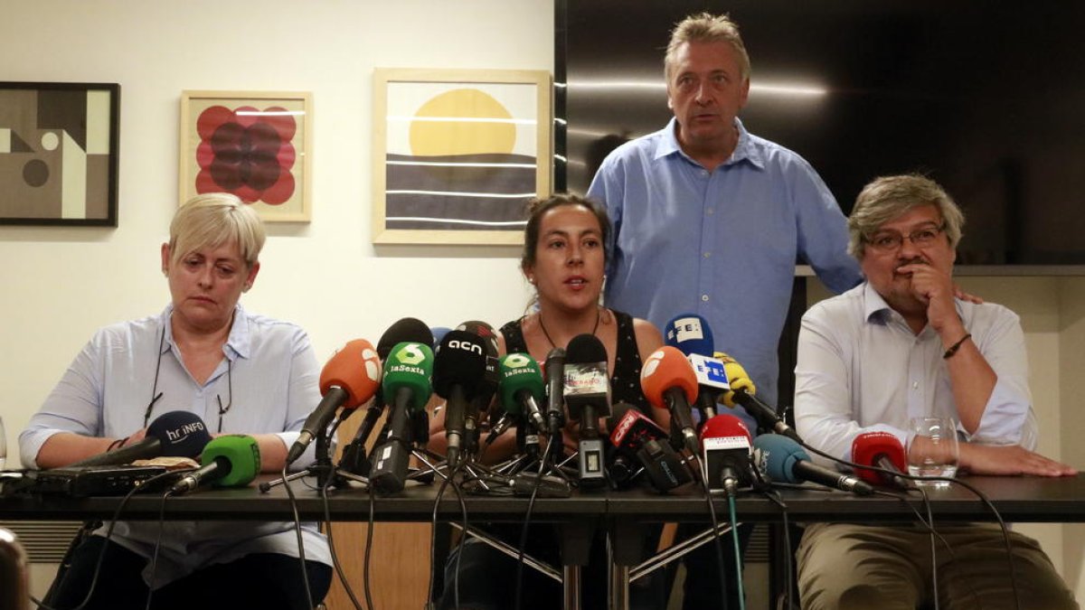 Tres de les víctimes dels atemptats a Barcelona i Cambrils Ana Cortés, Núria Figueras i Rubén Guiñazú, amb l'assessor d'UAVAT, Robert Manrique.