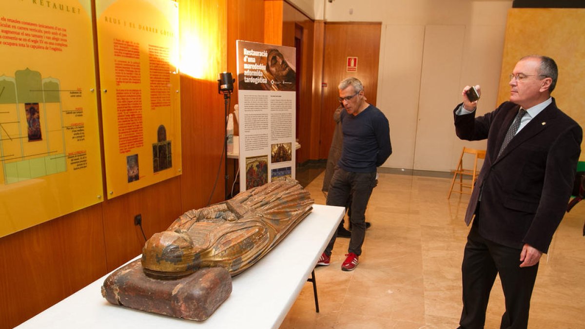 Carles Pellicer y Marc Ferran, con la virgen que se someterá a la intervención.