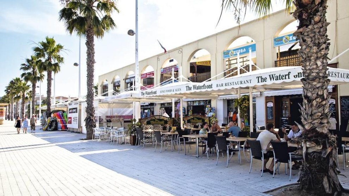 Els establiments de primera línia de mar poden tenir obertes les terrasses fins més tard.