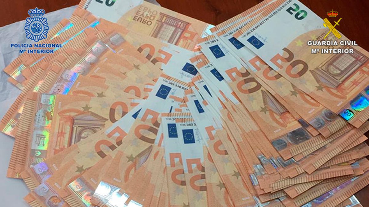 Imagen de los billetes intervenidos en la operación policial en la cual se han detenido tres personas acusadas de introducir billetes falsos a Alicante y Barcelona.