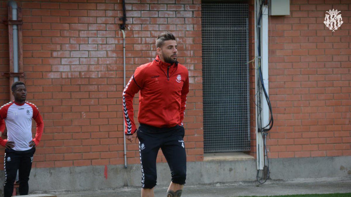 Xavi Molina, durante el entrenamiento de ayer en las instalaciones del Nàstic. El de la Canonja podría volver a jugar de mediocampista.