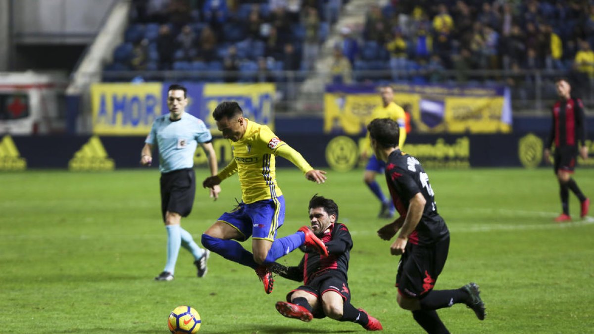 Vítor Silva intenta frenar a un rival en el partido de ida. El portugués volverá este sábado.