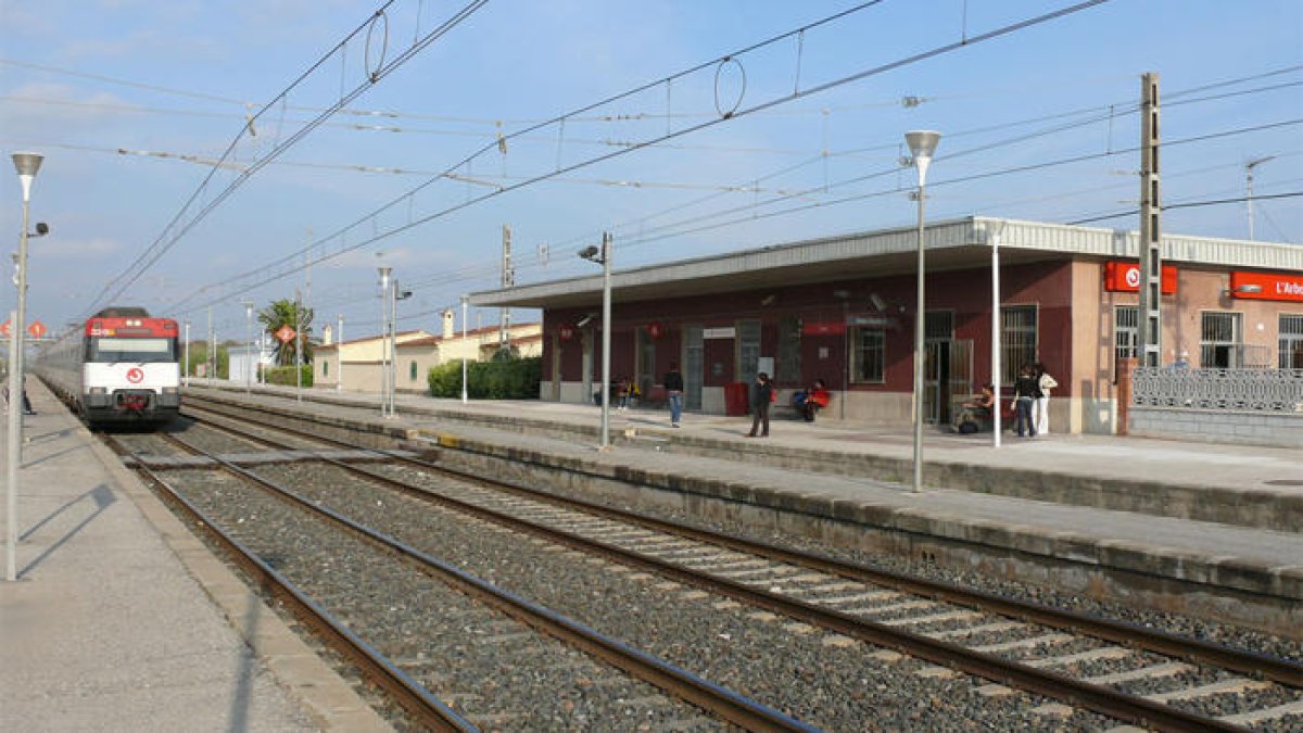 Muchos estudiantes del municipio hacen uso del tren con el fin de trasladarse hasta el centro universitario.