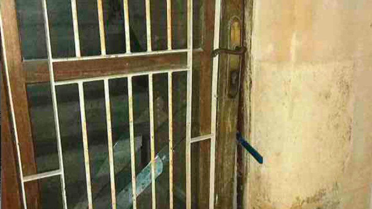 Els detinguts van fer palanca amb una eina i van trencar el vidre de la porta d'entrada de la casa.
