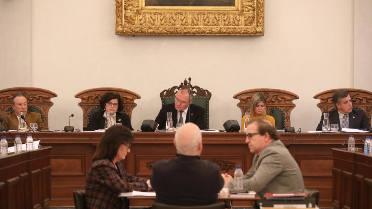 Una imagen del pleno de presupuestos, el pasado 25 de enero, con el alcalde Carles Pellicer en el centro.