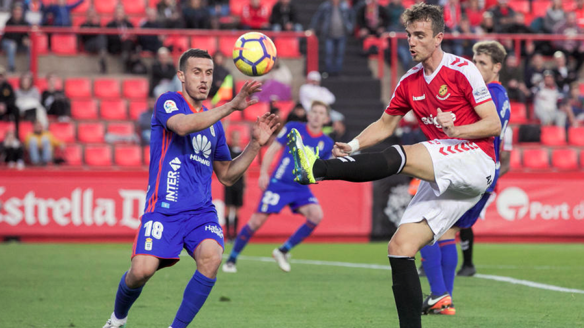 Manu Barreiro disputando una pelota en el Nou Estadi durante el partido contra el Oviedo.