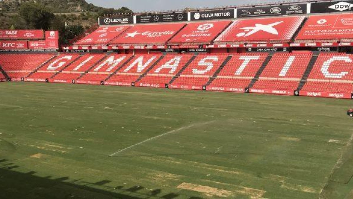 La nova gespa prové de les terres gironines i ha estat traslladada en 12 tràilers.