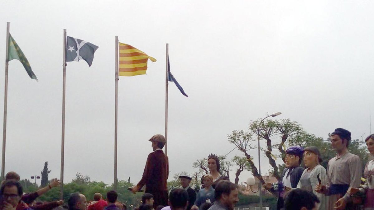 La imatge de la bandera durant un acte geganter davant l'Ajuntament aquest cap de setmana.