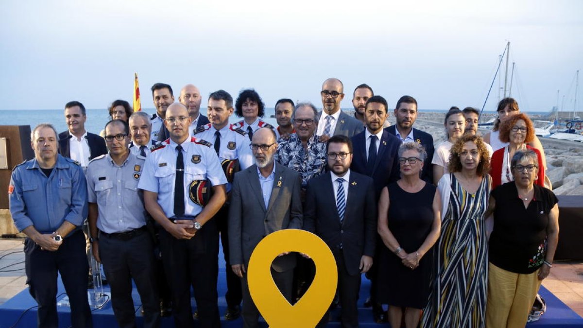 Imagen de los representantes del Gobierno y del Ayuntamiento de Alcanar con todas las personas y representantes de instituciones homenajeadas.