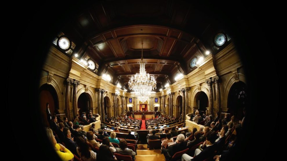 Imatge amb perspectiva d'ull de bou a l'hemicicle del Parlament durant el discurs de Quim Torra aquest 14 de maig del 2018.