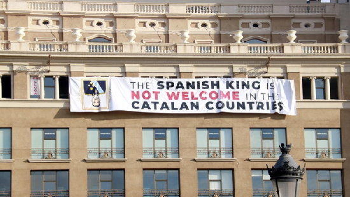 Pancarta contra el Rei penjada a la plaça de Catalunya.