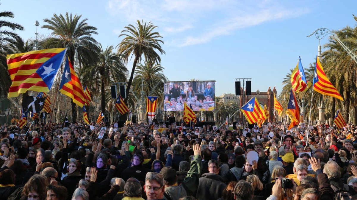 Imatge de la gent concentradad al Passeig Lluís Companys.
