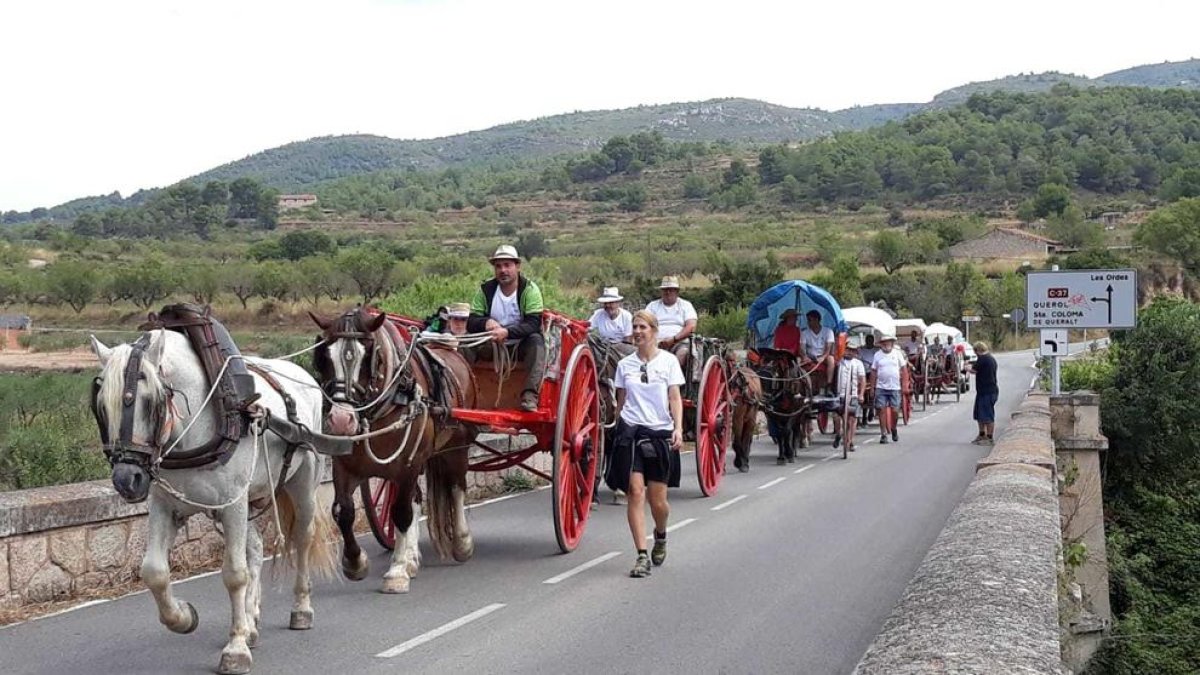Los Portants de l'Aigua, con sus carros y caballos, pasando por el Pont d'Armentera.