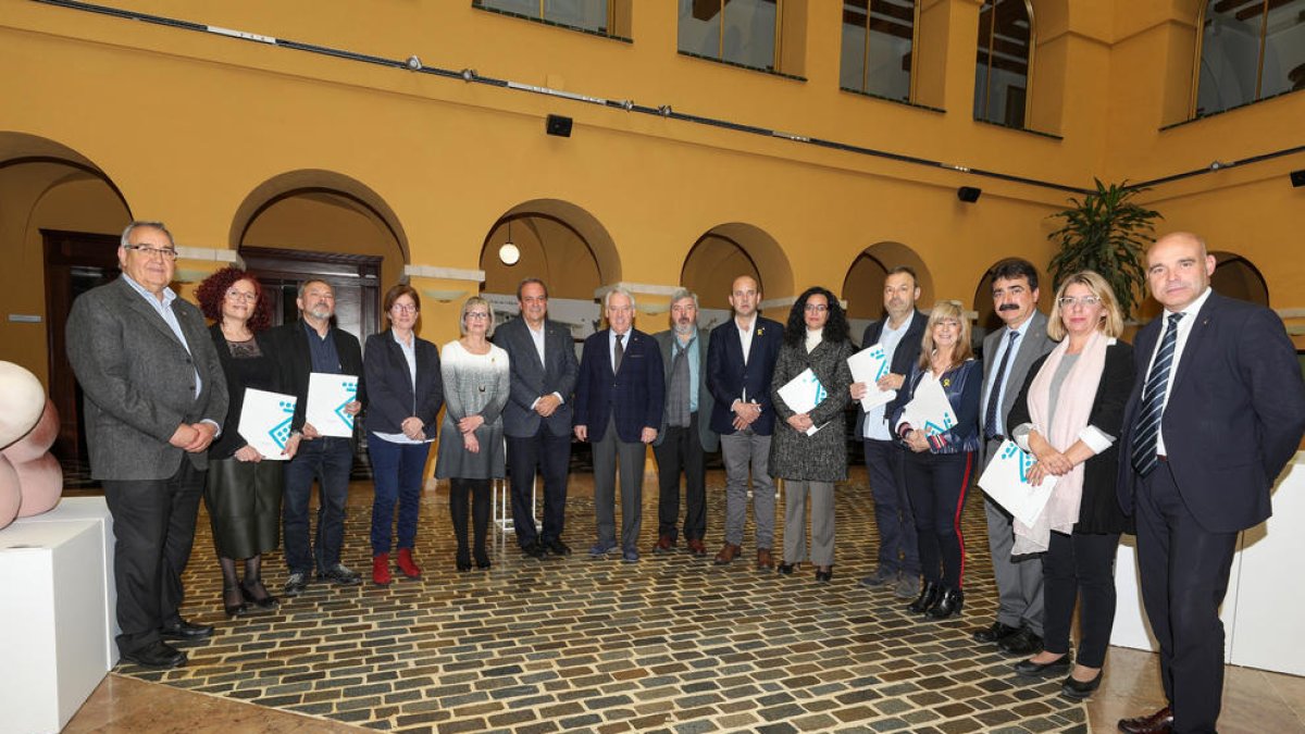 Representants del govern de la Diputació de Tarragona i dels consells comarcals del Camp de Tarragona i les Terres de l'Ebre.