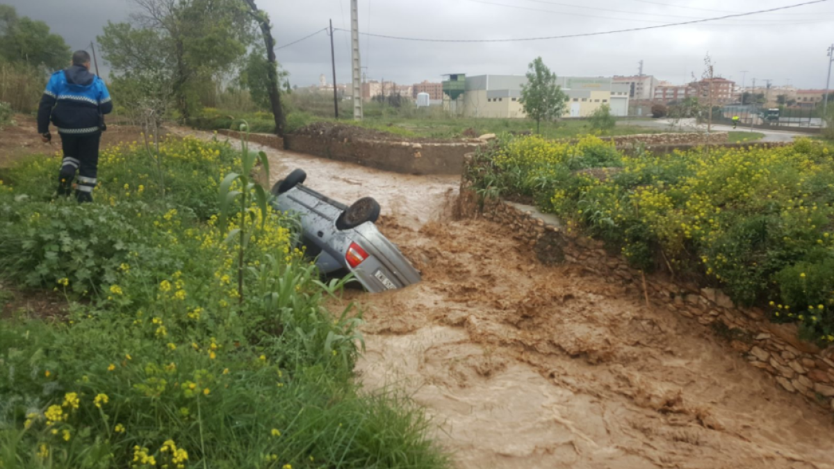 Imagen del vehículo arrastrado por la riera.