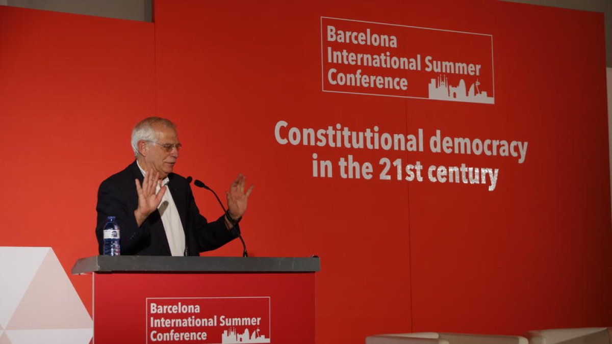 Un moment de la intervenció del ministre d'Exteriors, Josep Borrell, en un acte de Societat Civil Catalana.