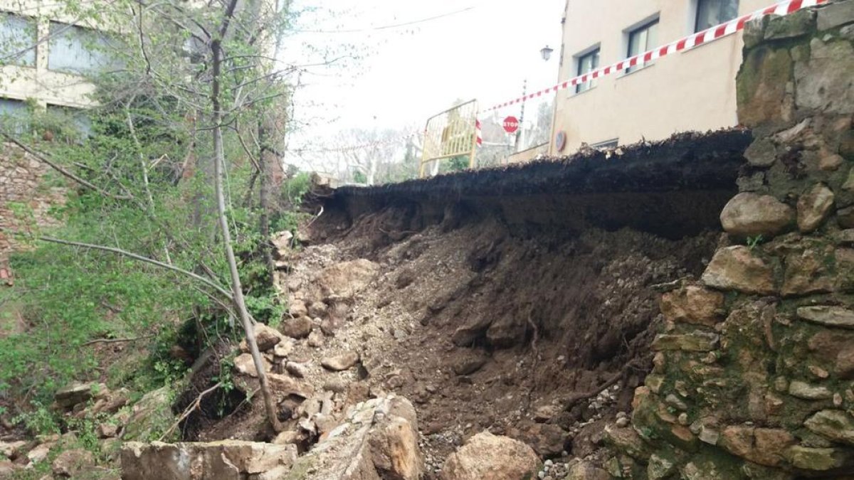 El mur ha cedit en direcció a la zona de l'Albereda.