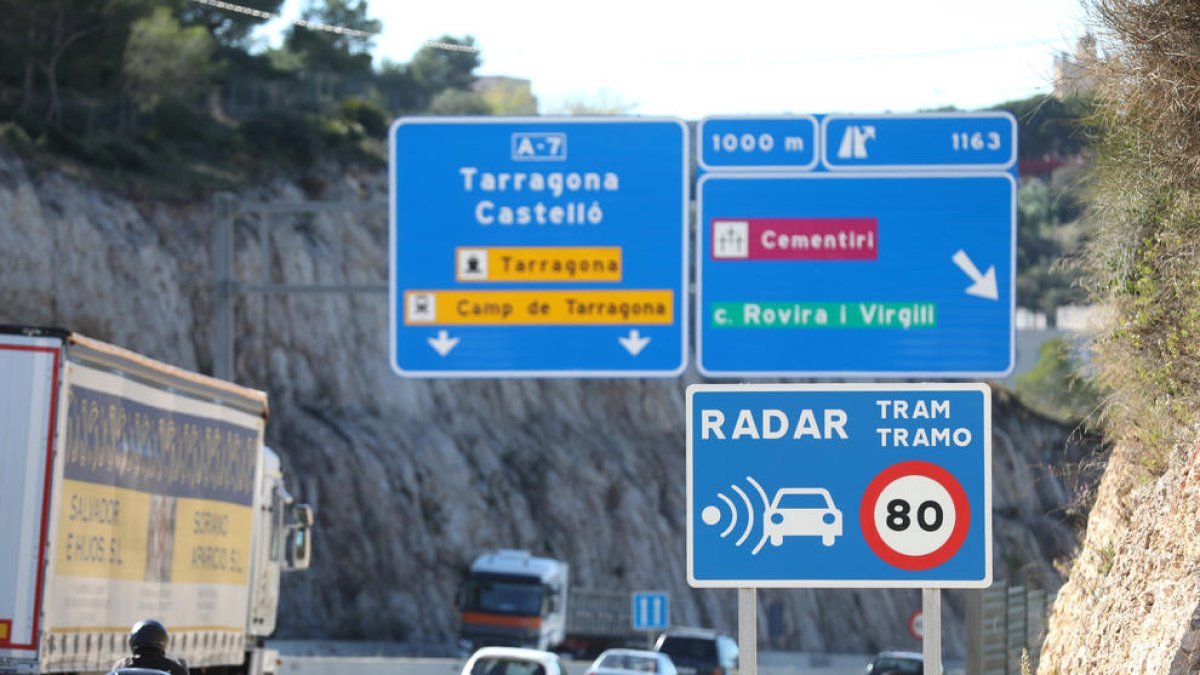 Senyal del radar de tram localitzat a l'A-7, en les proximitats del Nou Estadi del Nàstic.