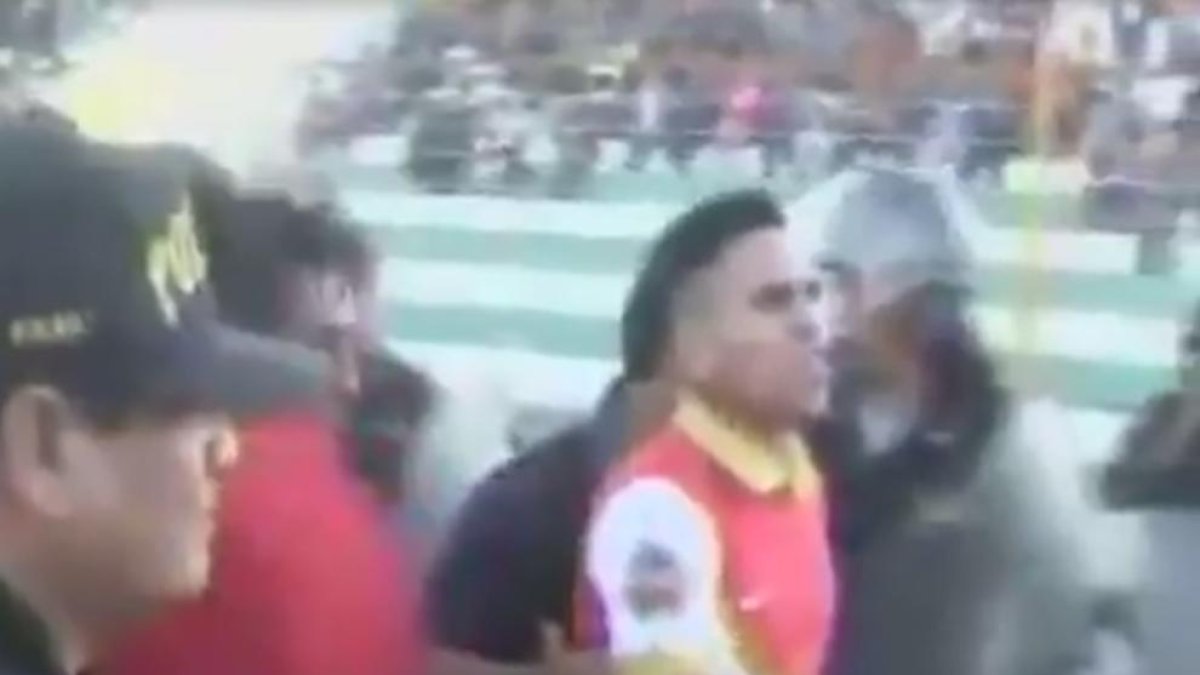 Imagen de la detención del jugador peruano.