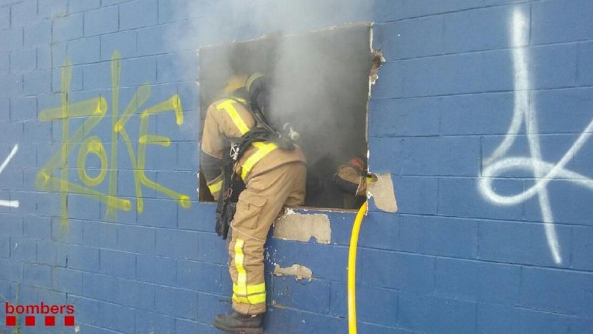 La nau incendiada eren els antics tallers de la Peugeot.