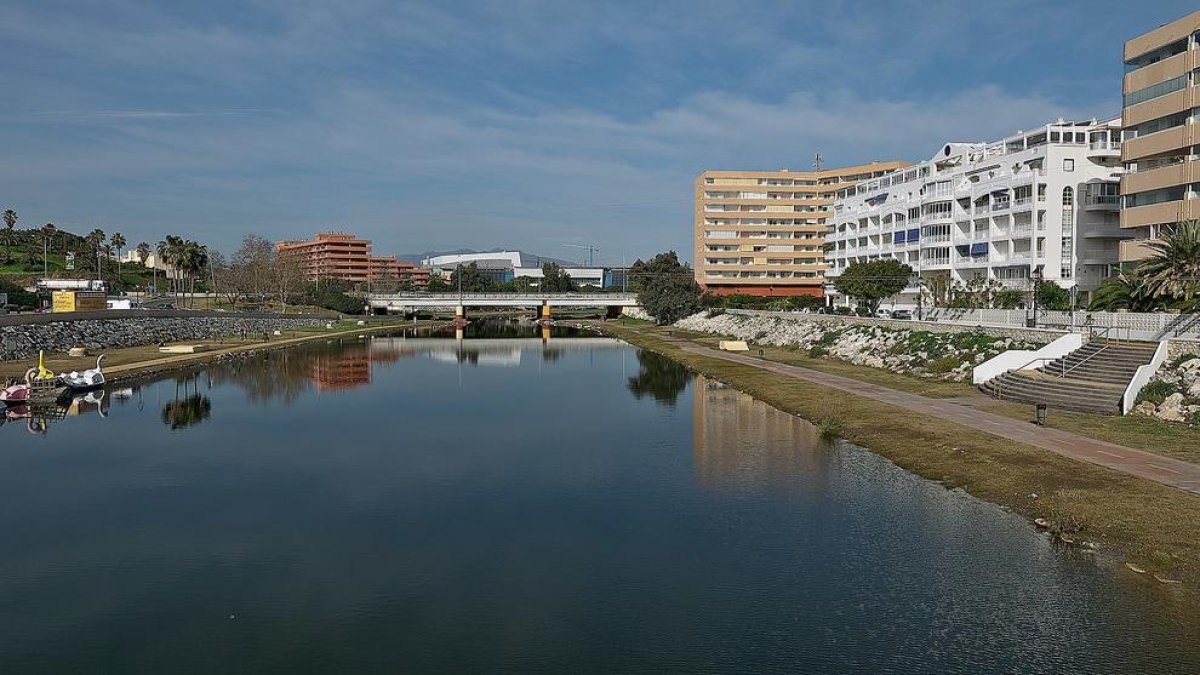 El hombre ingresó con una fractura en la base del cráneo, después de recibir un puñetazo cuando paseaba por la calle.