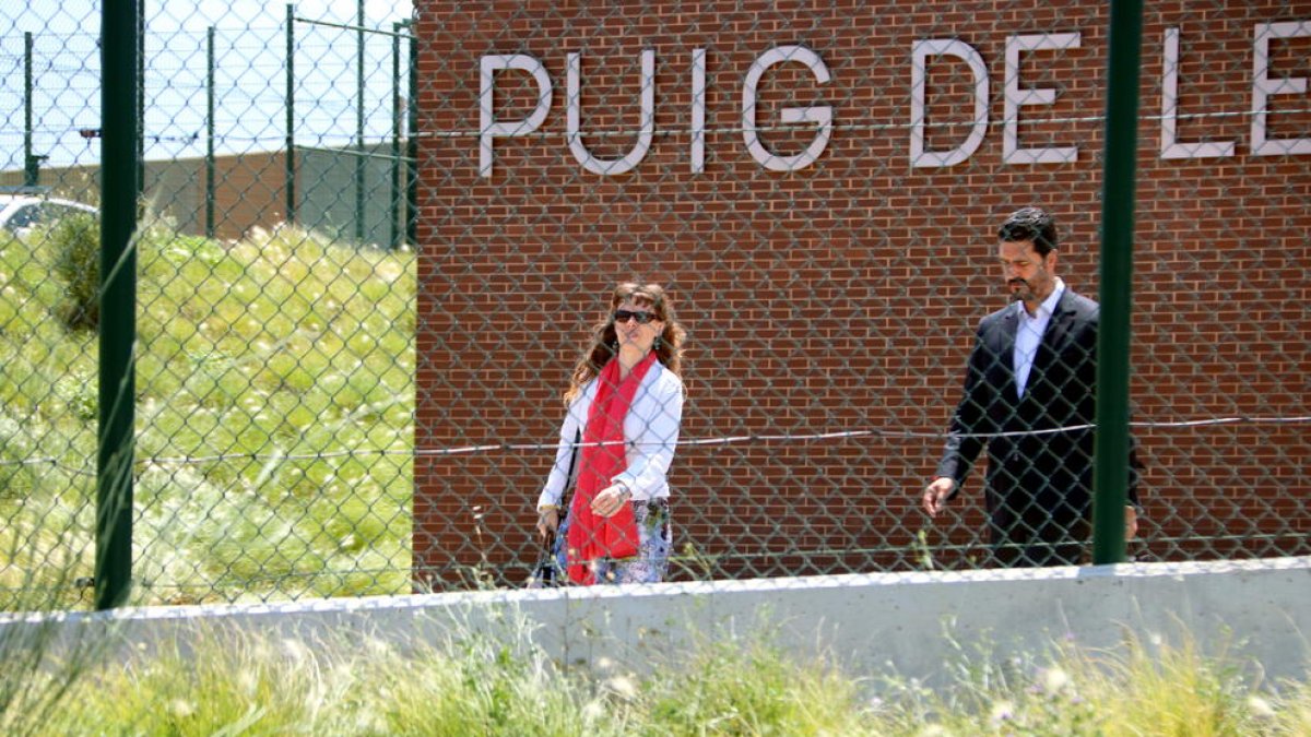 Els advocats de Carme Forcadell i Dolors Bassa, Mariano Bergés i Olga Arderiu, a la sortida de la visita al centre penitenciari del Puig de les Basses a Figueres.