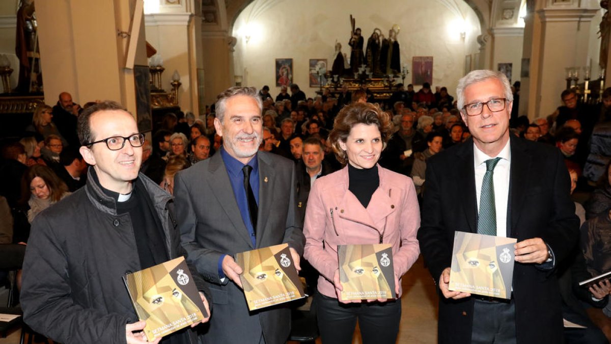 La presentació de l'opuscle a Sant Miquel va tenir com a protagonistes les dones que van contribuir al ressorgir de la Setmana Santa.