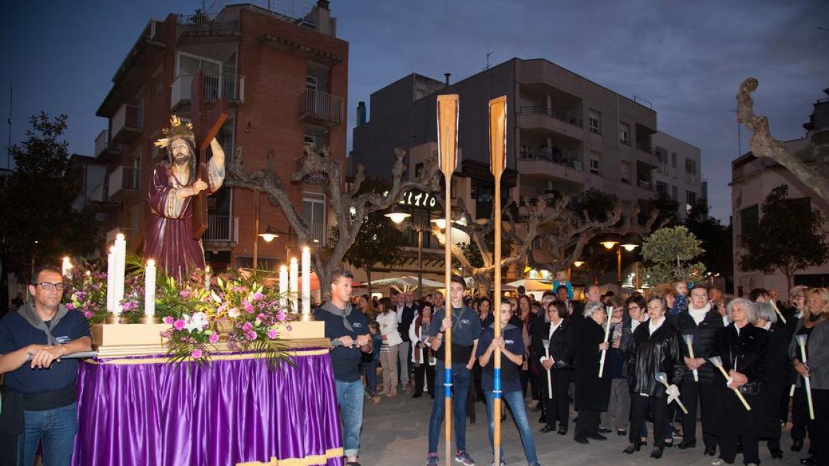 Imagen de archivo de una de las ediciones pasadas de la Semana Santa cambrilense.