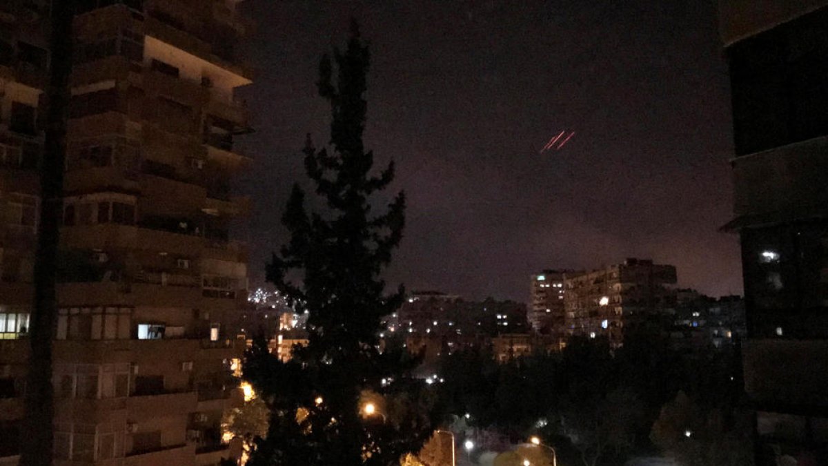 Llançament de foc antiaeri al cel de la ciutat de Damasc (Síria), després de l'atac dels EUA, el Regne Unit i França.