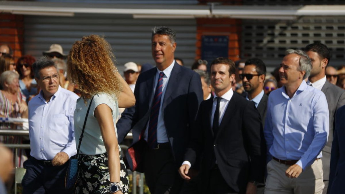 Pla general del president del PPC, Xavier Garcia Albiol, i el president del PP, Pablo Casado, arribant al Passeig Marítim de Cambrils per celebrar l'acte de commemoració de l'atemptat.