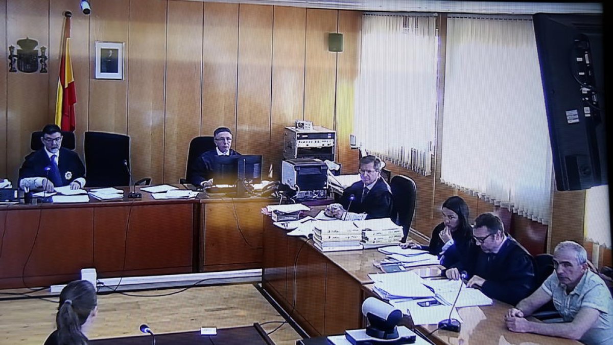 Imatge de la sala de vistes on es fa el judici contra l'acusat de matar dos homes a Bot, Oleg Makrusin, assegut a la part inferior dreta.