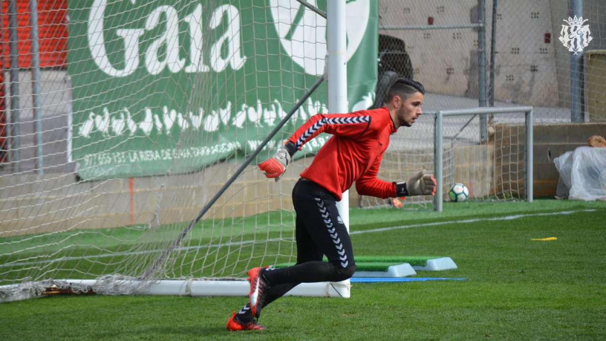 Bernabé Barragán, durant l'entrenament d'aquest dilluns al Nou Estadi, es prepara per tornar a la titularitat.