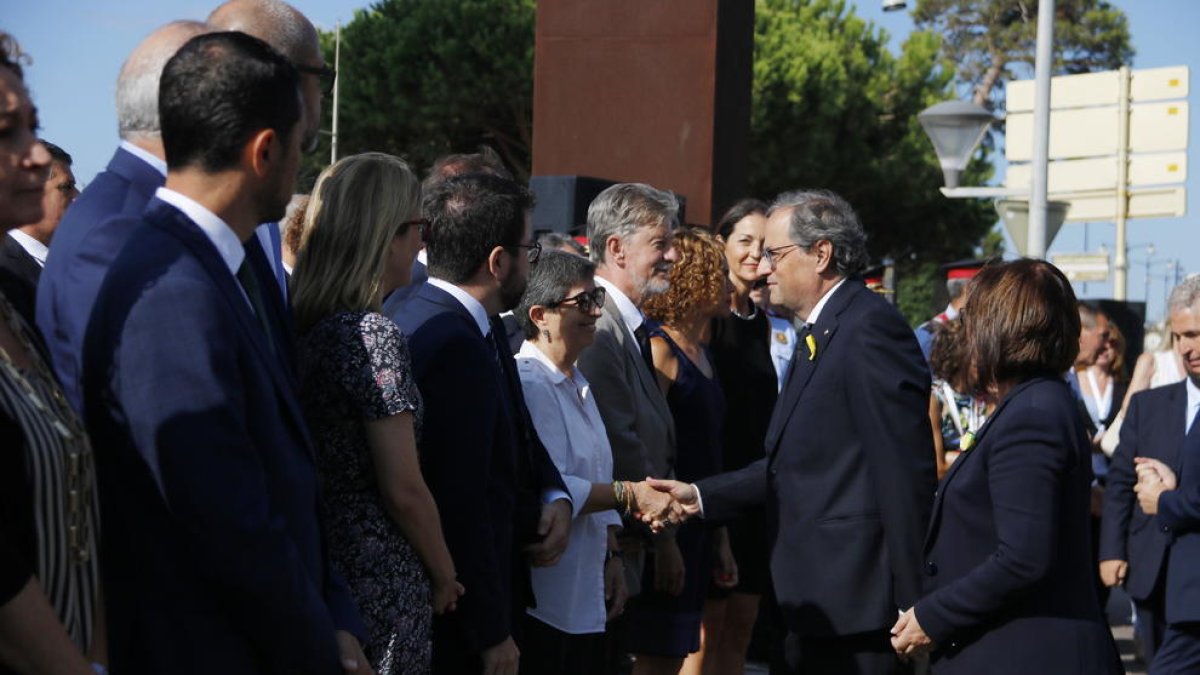 El president de la Generalitat, Quim Torra, saluda Teresa Cunillera, delegada del govern espanyol a Catalunya, al costat d'altres consellers, abans de l'acte d'homenatge a les víctimes dels atemptats.