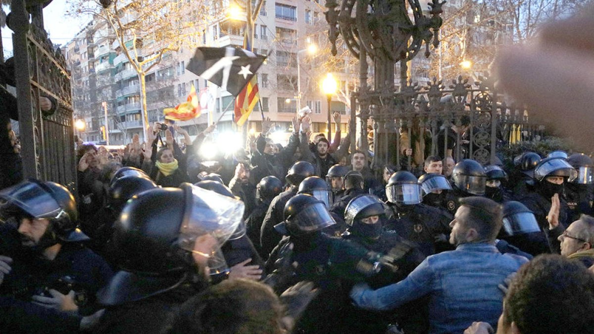 Imatge dels aldarulls entre policia i manifestants al Parc de la Ciutadella.