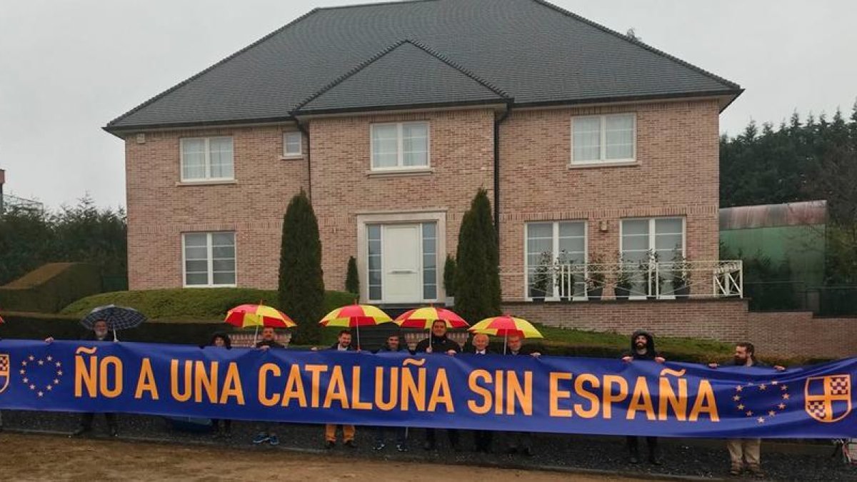 Els membres dela plataforma han desplegat una pancarta davant la casa.