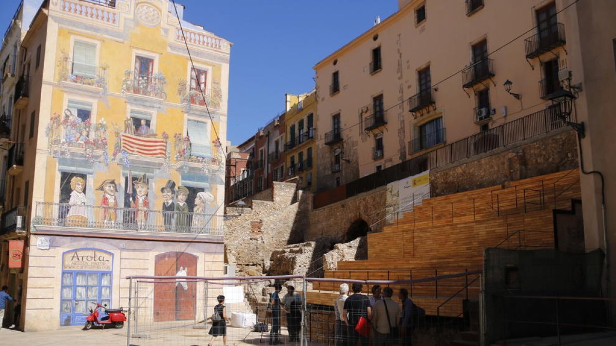 Pla general de la plaça dels Sedassos, amb el tram de grada del circ romà de Tarragona recuperat. Imatge del 19 de juny de 2018