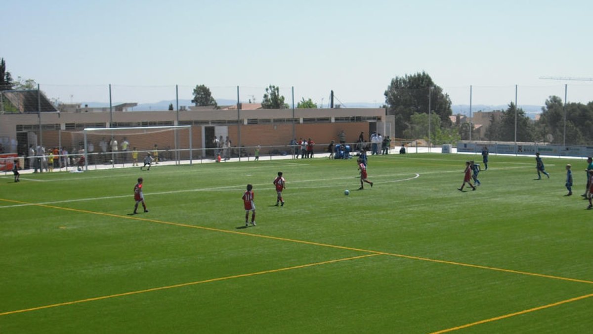 Els alcoverencs han escollit la dotació d'uns nous serveis públics al camp de futbol per 63 vots.