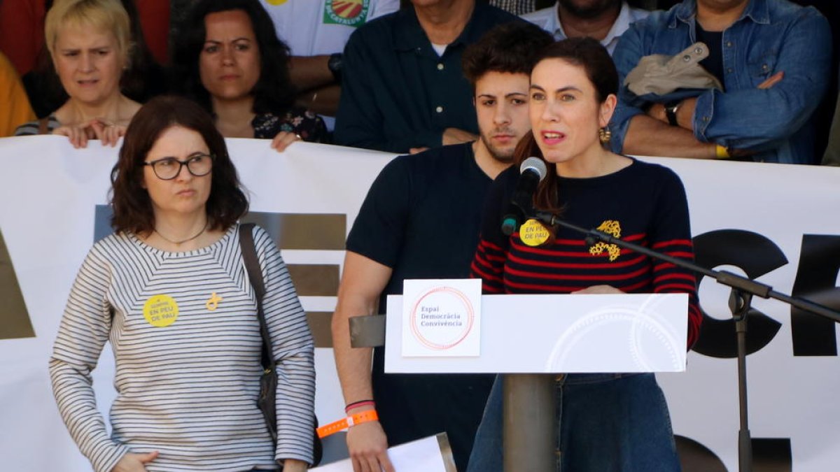 Pla mig de les dones de Jordi Cuixart i Jordi Sánchez i del fill d'aquest intervenint a l'acte final de la manifestació «Us volem a casa».