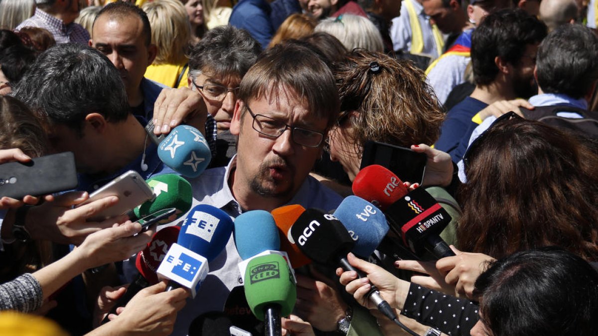 El coordinador general de Catalunya en Comú, Xavier Domènech, en l'atenció als mitjans abans de començar la manifestació de l'Espai Democràcia i Convivència.