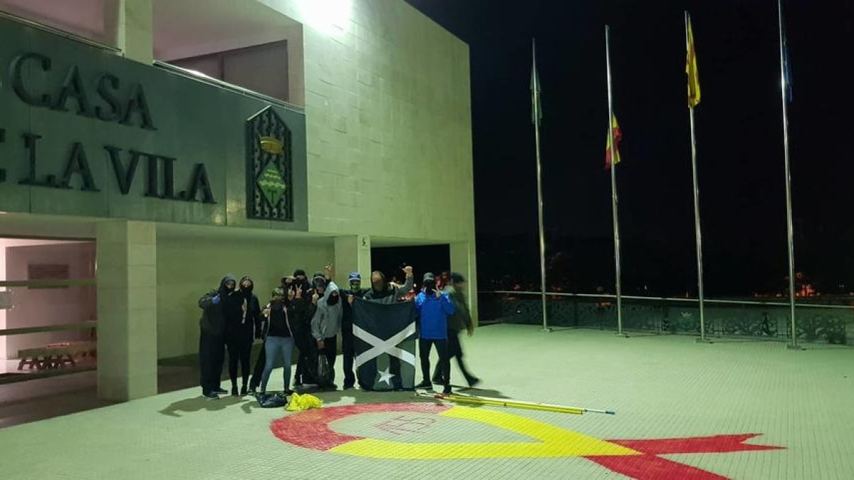 El lazo amarillo con los colores de la bandera española ante el Ayuntamiento d'Els Pallaresos.