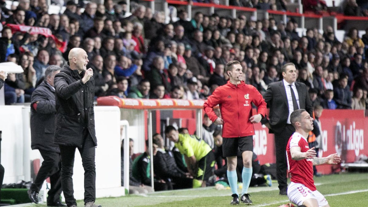 Nano Rivas, a la banqueta del Nàstic, al costat de Tete Morente, durant la derrota contra el Córdoba.