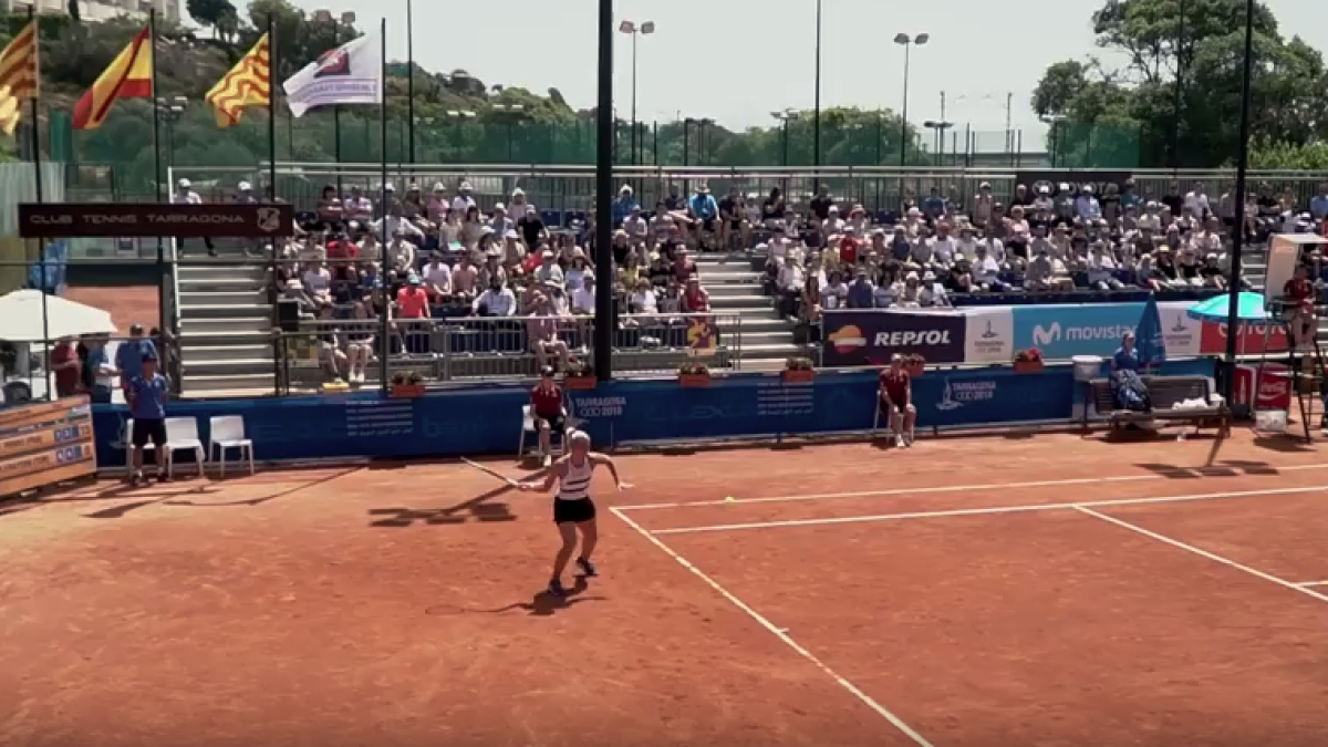 El vídeo mostra imatges dels partits de tennis, així com també dels entrenaments o les estones de descans dels esportistes.