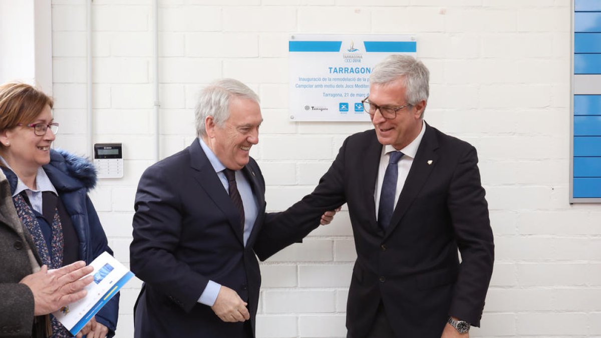 L'alcalde, Josep Fèlix Ballestros, i el president de la Diputació, Josep Poblet, descobreixen la placa.