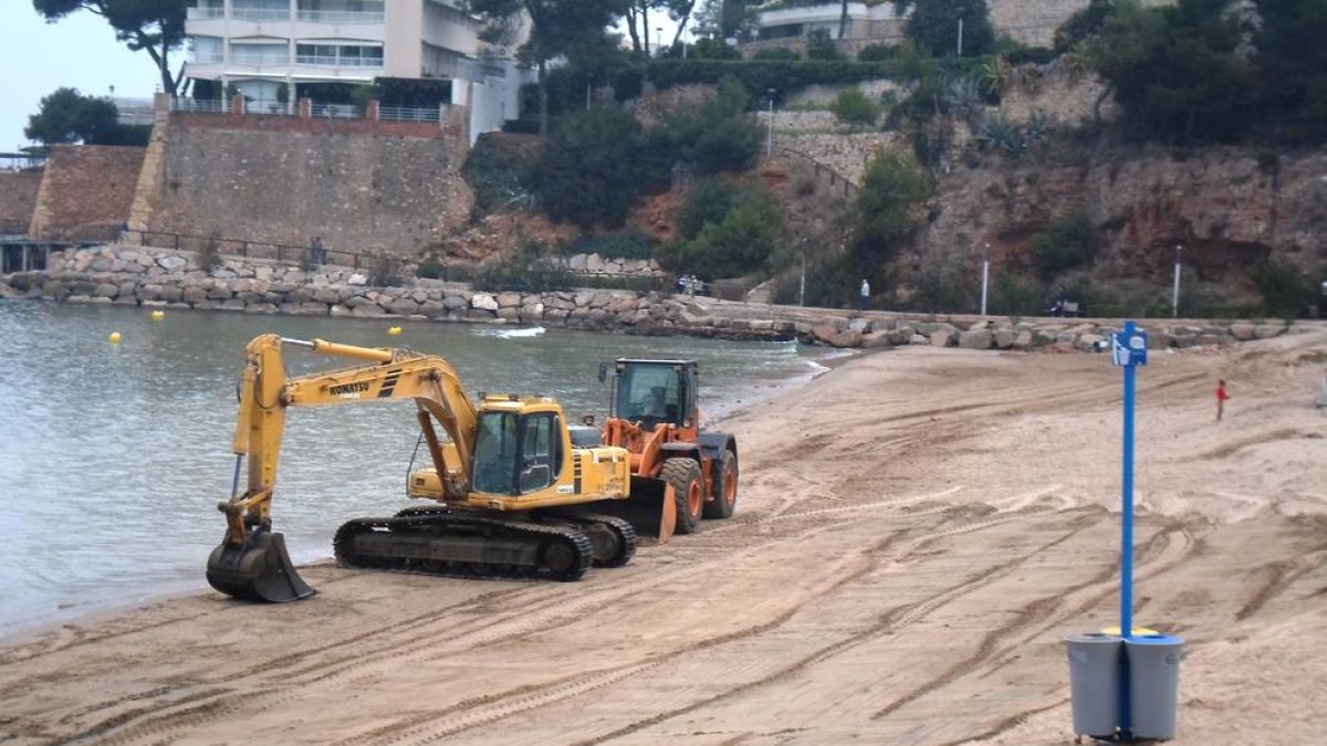 Imatge dels gtreballs de recuperació de la sotrra a les platges de Salou.