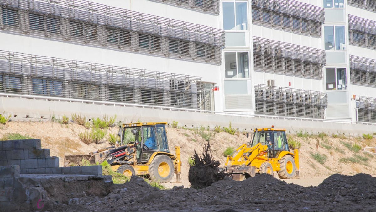Dues excavadores ja treballen en els moviments de terra al pati de l'institut, que acollirà tres aules en mòduls prefabricats.