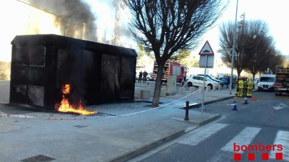 Imatge de l'incendi d'un transformador elèctric a Tortosa.