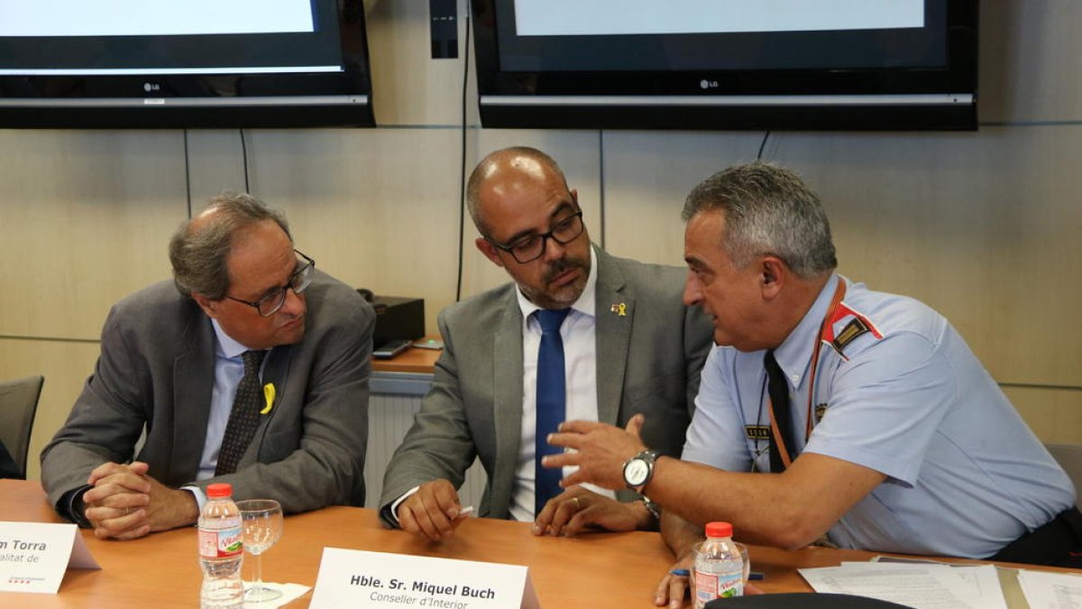 Quim Torra, Miquel Buch y el comisario general de Información de los Mossos d'Esquadra, a la reunión del Gabinete de Coordinación Antiterterrorista.
