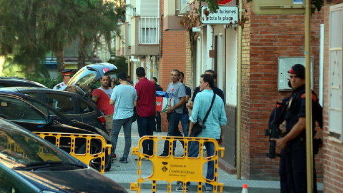 Final de l'escorcoll dels Mossos en el domicili on vivia l'atacant a la comissaria de Cornellà de Llobregat.