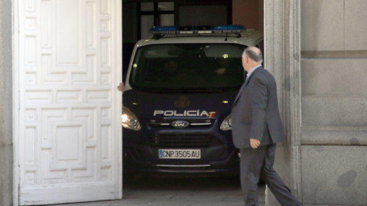 La furgoneta de la policia espanyola que transporta els empresonats dins el Tribunal Suprem, el 16 d'abril del 2018.